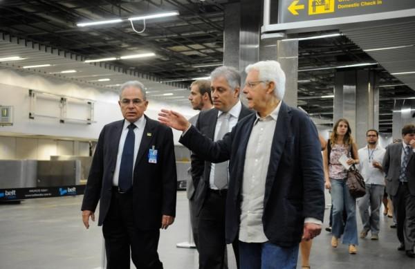 O ministro-chefe da Secretaria de Aviação Civil, Moreira Franco, faz uma vistoria no aeroporto do Galeão (Agência Brasil)