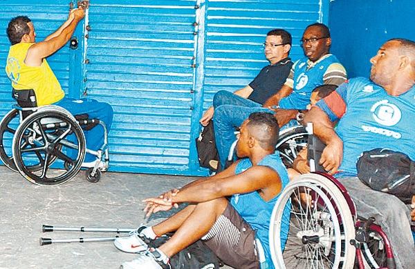 Grupo que treinaria no ginásio: três horas à espera de ônibus (Elcio Alves/AAN)
