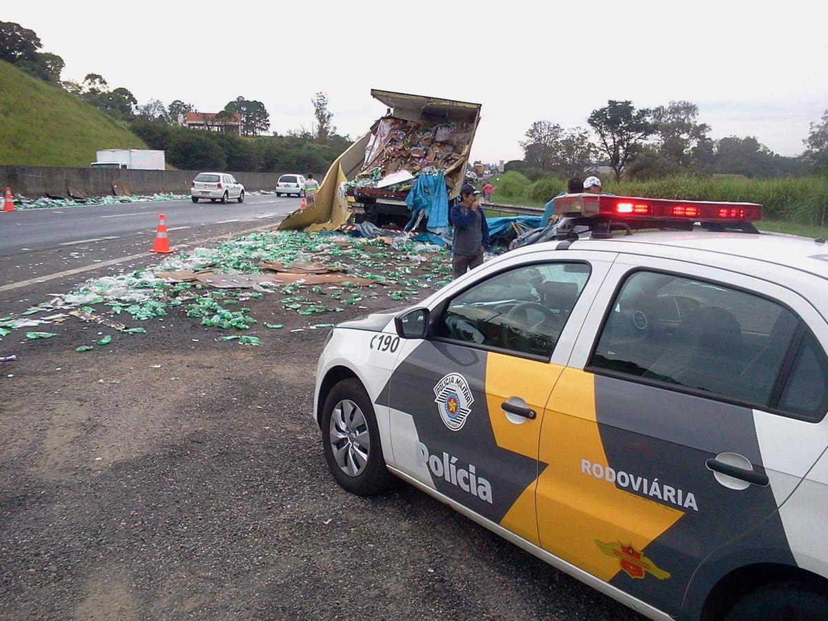 Trânsito ficou complicado no trecho onde ocorreu o acidente com os caminhões: vidros espalhados pela rodovia (Dorinaldo Oliveira/AAN)