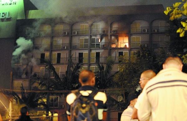 Pessoas observam o incêndio no Hotel Park Plaza: fogo começou num apartamento do 5º andar, que estava em reforma e servia como depósito (Cedoc/RAC)