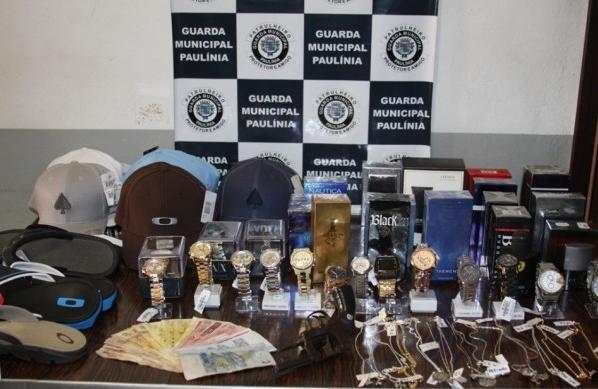 Dinheiro e mercadorias foram recuperados pela Guarda Municipal (Divulgação/Guarda Municipal)