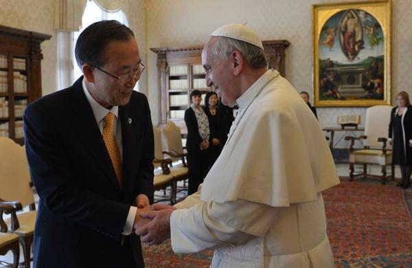Ban Ki-Moon e papa Francisco se cumprimentam antes de reunião no Vaticano (France Press)