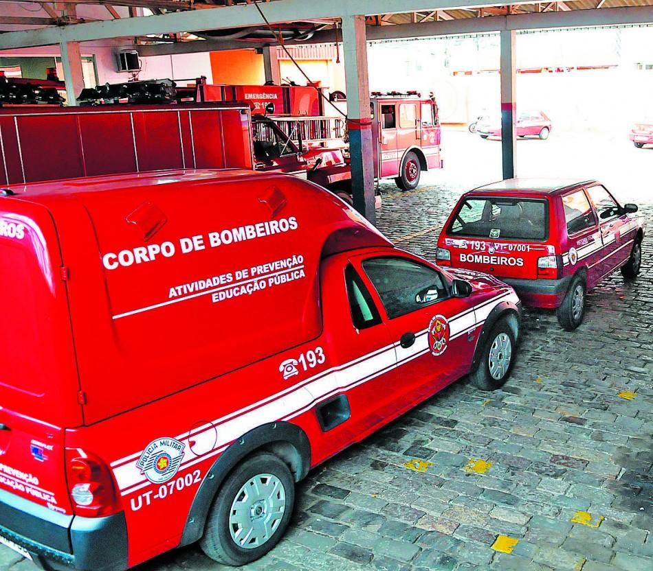 Veículos do Corpo de Bombeiros na sede da corporação em Campinas: sobram pneus e faltam viaturas por causa do sistema de uso da verba (Edu Fortes/AAN )