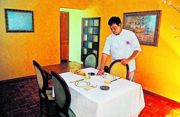 O chef Gabriel Vidolin prepara a mesa para receber comensais no Leão Vermelho: secreto e exclusivo  (Cesar Rodrigues/AAN)