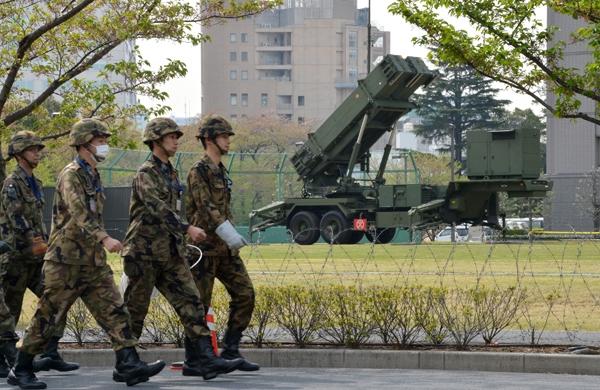 Bateria antimísseis é instalada no pátio do Ministério da Defesa no Japão (France Press)