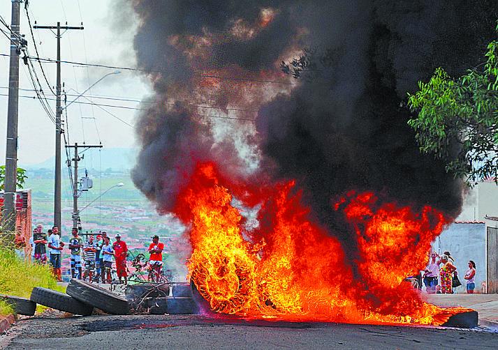 Fogo consome pneus deixados em rua e fumaça invade as casas (Antonio Trivelin/AAN)