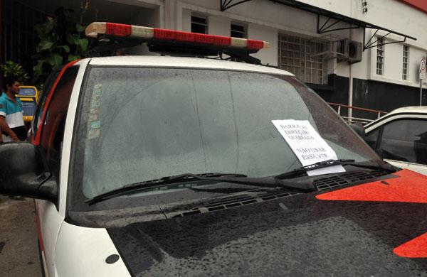 Camburão da PM quebrado em frente ao 1º DP em Campinas. (Dominique Torquato/AAN)