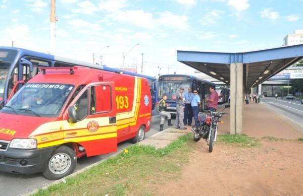 Motociclista teve ferimentos na perna e o resgate do Corpo de Bombeiros foi até o local (Dominique Torquato/AAN)