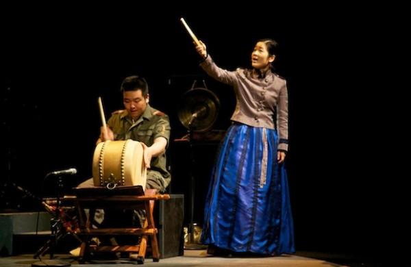 A cantora e atriz coreana JaRam Lee em cena da peça 'Pansori Brecht': atração do festival de Curitiba (Divulgação)