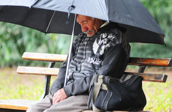Homem aproveita friozinho e chuva para cochilar (Érica Dezonne/AAN)