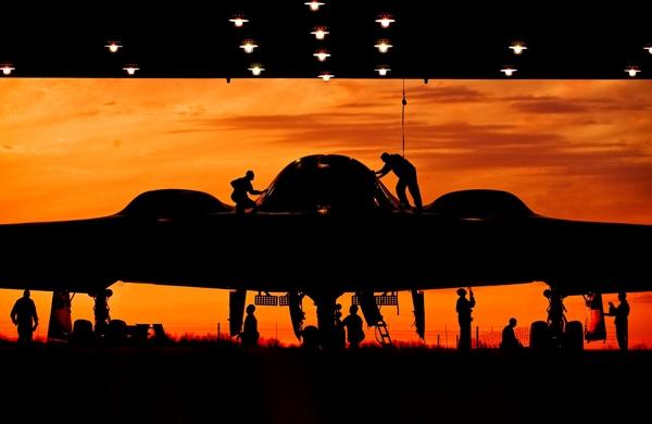 Soldados norte-americanos preparam avião indetectável em galpão de base militar (France Press)