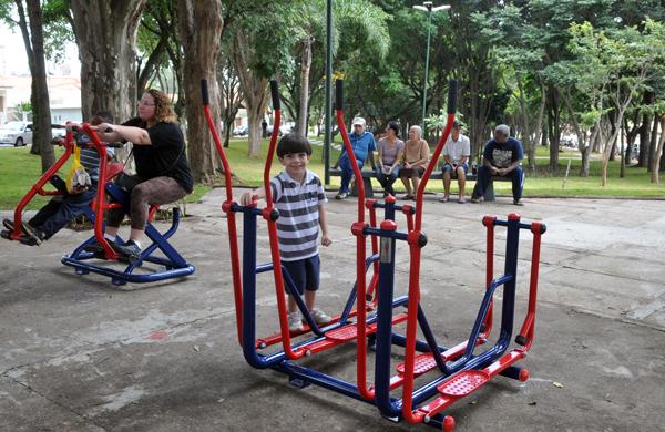 Criança brinca na Praça Omar Cardoso, no Jardim Flamboyant, que foi reformada pela Prefeitura e entregue ontem à população (Dominique Torquato/AAN )
