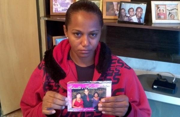 Débora de Souza mostra foto da irmã, Danielle: família não sabe quem pode ter cometido o crime (Luís Fernando Manzoli/Gazeta de Ribeirão)