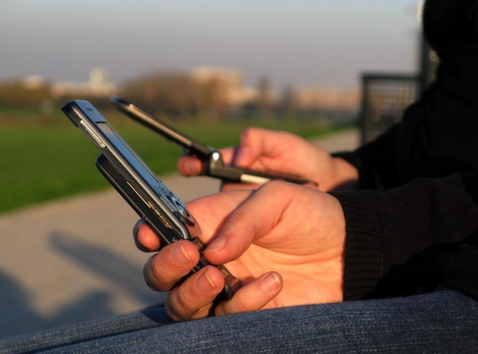 Não levar o telefone para o quarto é uma boa medida preventiva (Divulgação)