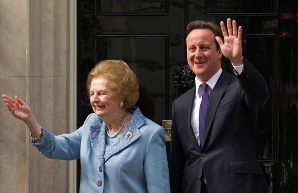 Margaret Tatcher acena junto com primeiro-ministro britânico David Cameron (France Press)