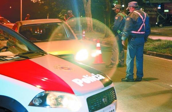 Policiais militares durante blitz na Avenida Marechal Rondon, Jardim Chapadão, em Campinas: [/LEGENDA]na atividade, qualquer situação pode se tornar um perigo de morte (Leandro Ferreira/AAN)