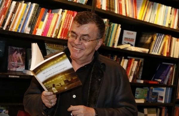 Walcyr Carrasco segura seu livro 'Juntos para Sempre', que acaba de ser lançado  (Divulgação)