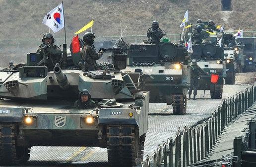 Tanques sul-coreanos passam por uma ponte temporária perto da fronteira com a Coreia do Nort (France Presse)