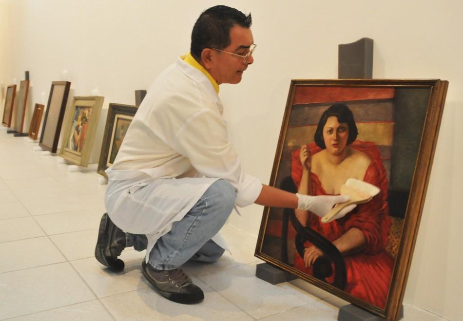 Manuel Ley Rodrigues, restaurador sênior da Pinacoteca, trabalha na exposição na CPFL (Dominique Torquato/AAN)