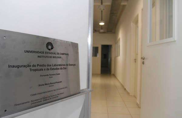 Placa do prédio onde ficará o laboratório de doenças tropicais (Gustavo Tilio/Especial para a AAN)