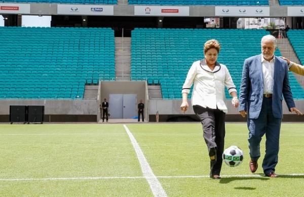 Dilma dá pontapé inicial no gramado do Estádio Fonte Nova, em Salvador (Agência Brasil)