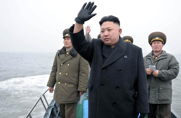 Kim Jong Un cumprimenta soldados na Coreia do Norte (France Press)