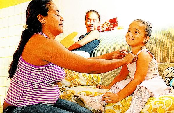 Alessandra cuida de Cammily, observada pela irmã Maria Eduarda (Edu Fortes/AAN )