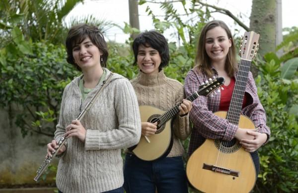 As irmãs Corina (flauta), Elisa (bandolim) e Lia (violão de sete cordas), do grupo de chorinho Choro das 3 (Divulgação)