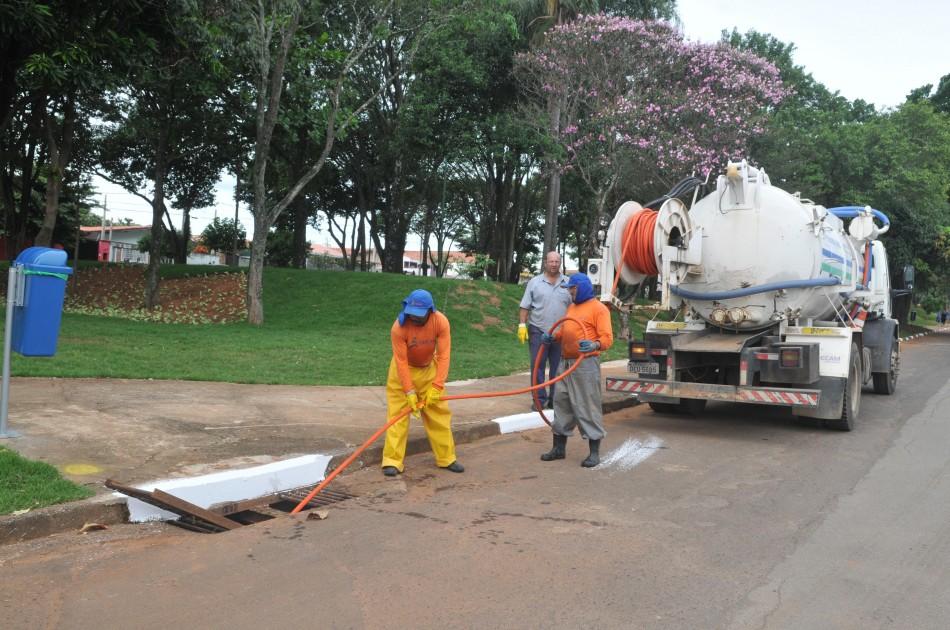 Funcionários da prefeitura de Campinas fazem limpeza em bueiro da cidade (Dominique Torquato/AAN)