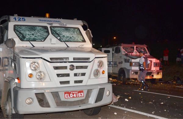 Ao menos dez homens trocaram tiros com vigilantes e usaram explosivos para roubar dois carros-fortes na Rodovia Anhanguera, na região de Araras (Flaviana Fernandes/Gazeta de Limeira)