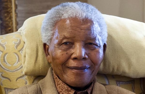 Nelson Mandela foi internado aos 94 anos com suspeita de pneumonia (France Press)