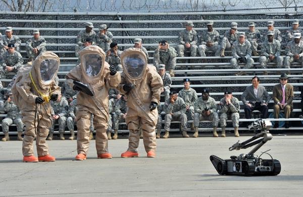 Soldados norte-americanos praticam exercício contra possível guerra química (France Press)