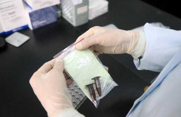 Trabalhador da área da saúde chinês preparar um kit de detecção de vírus H7N9 no Centro de Controle de Doenças (CDC), em Pequim (France Presse)
