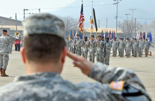 Soldados norte-americanos prestam continência à bandeira dos EUA na Coreia do Sul (France Press)