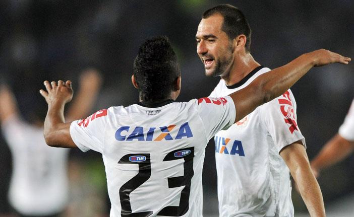 Danilo comemora com Jorge Henrique o seu gol, o único da partida ( Guillermo Legaria/France Press)