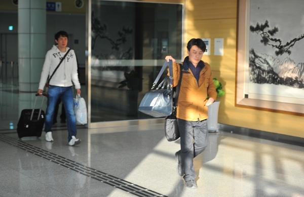 Trabalhadores sul-coreanos deixam complexo industrial de Kaesong, na Coreia do Norte (France Press)