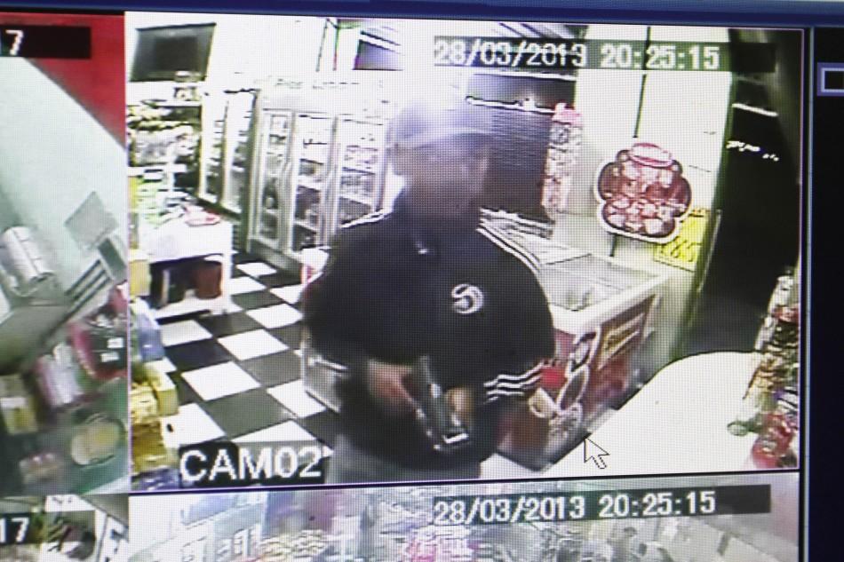 Imagem das câmeras de segurança captam as ações dos bandidos (Captura)