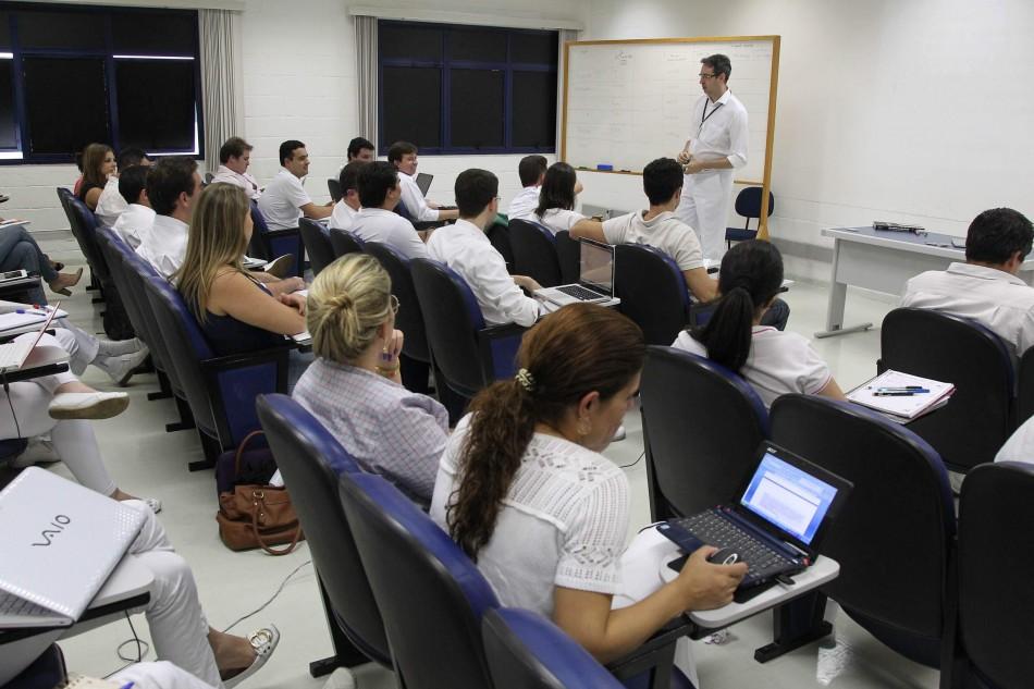 Alunos durante aula do curso de pós-graduação da Faculdade São Leopoldo Mandic (Leandro Ferreira/AAN)