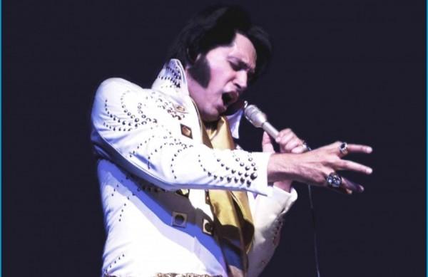 O ator Mark Rio interpreta cover do ídolo Elvis Presley (Divulgação)