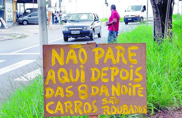 Antonio Francisco Silva, dono do minimercado, mostra marca de disparo feito por assaltante (Edu Fortes/ AAN)