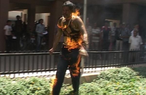 Indiano ateou fogo no próprio corpo em protesto contra destruição de sua casa (France Press)