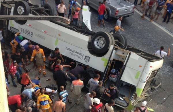 Ônibus caiu de um viaduto deixando 7 mortos e 11 feridos no Rio de Janeiro (Reprodução/TV Globo)