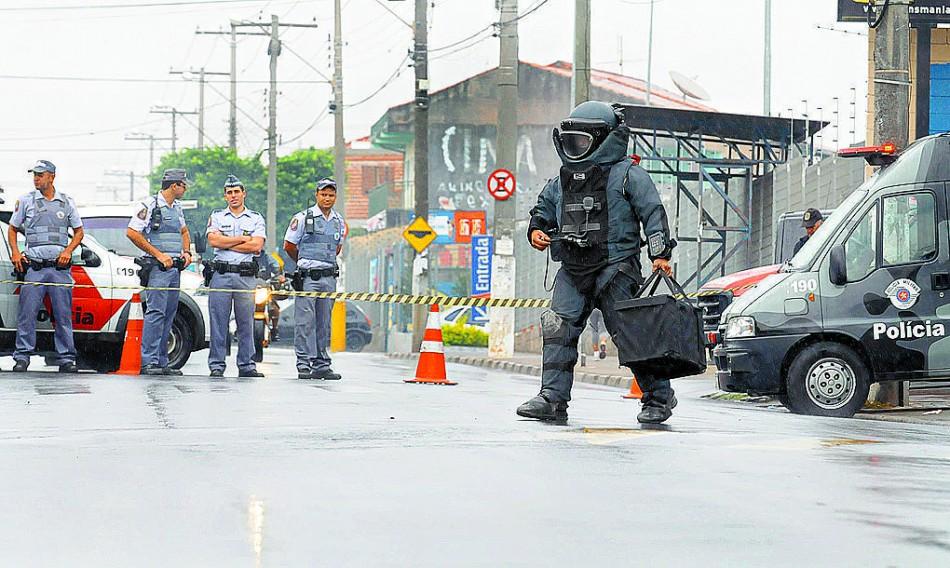 Policial do Grupo de Ações Táticas Especiais (Gate) se protege de bomba (Edu Fortes/AAN)