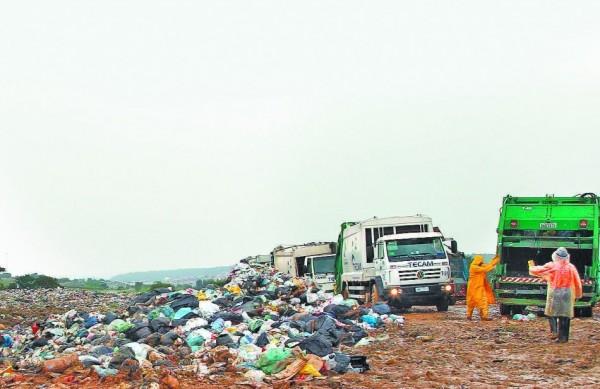 Funcionários do Aterro Delta A orientam caminhões carregados de lixo que chegam para despejo de detritos: mil toneladas por dia (Leandro Ferreira/ AAN )