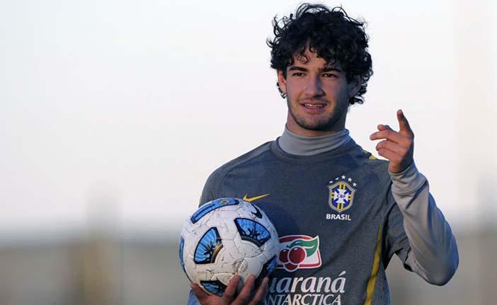 Alexandre Pato, que vive bom momento no Corinthians, não joga pela Seleção Brasileira desde o confronto diante da Suécia, logo depois da Olimpíada (France Press)