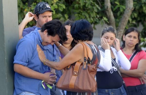 Família chora pela morte de Gustavo Marques Gonçalves, vítima do incêndio na Boate Kiss, em Santa Maria, dia 29 de janeiro deste ano (Agência Brasil)