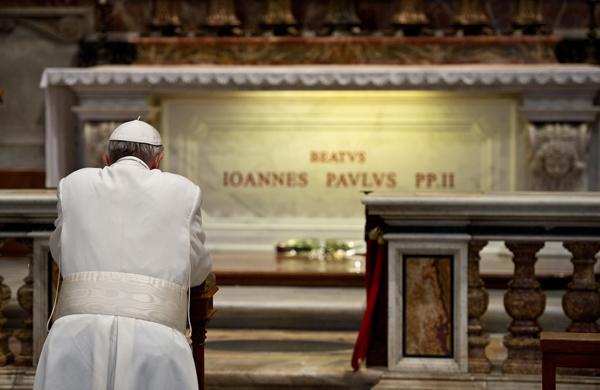 Francisco se ajoelha em oração junto ao túmulo do Beato João Paulo II na capela São Sebastião (France Press)