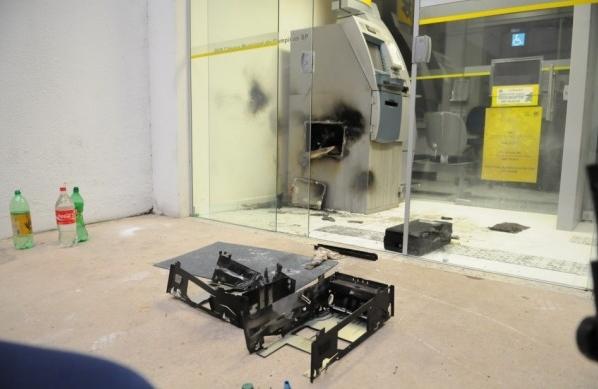 Caixa eletrônico ficou destruído após a explosão (Edu Fortes/AAN)