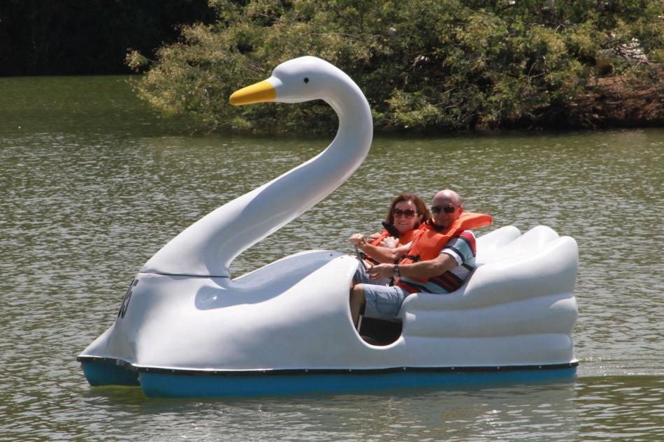 Casal se diverte em pedalinho na Represa II, em Vinhedo (Divulgação)