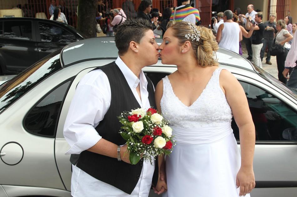 Noivas se beijam na rua após casamento homoafetivo coletivo (Leandro Ferreira/AAN)